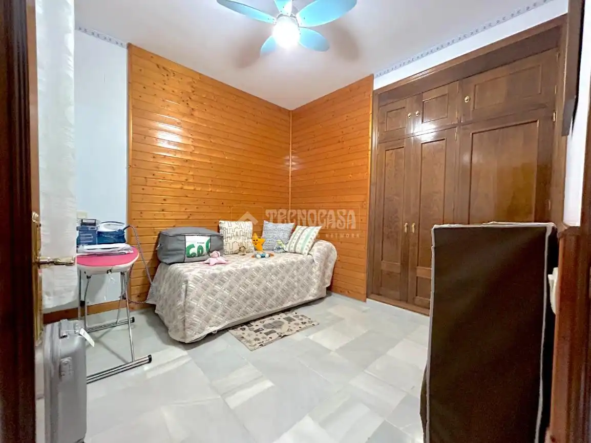 Dormitori de Casa adosada en venda en La Rinconada amb Aire condicionat i Parquet