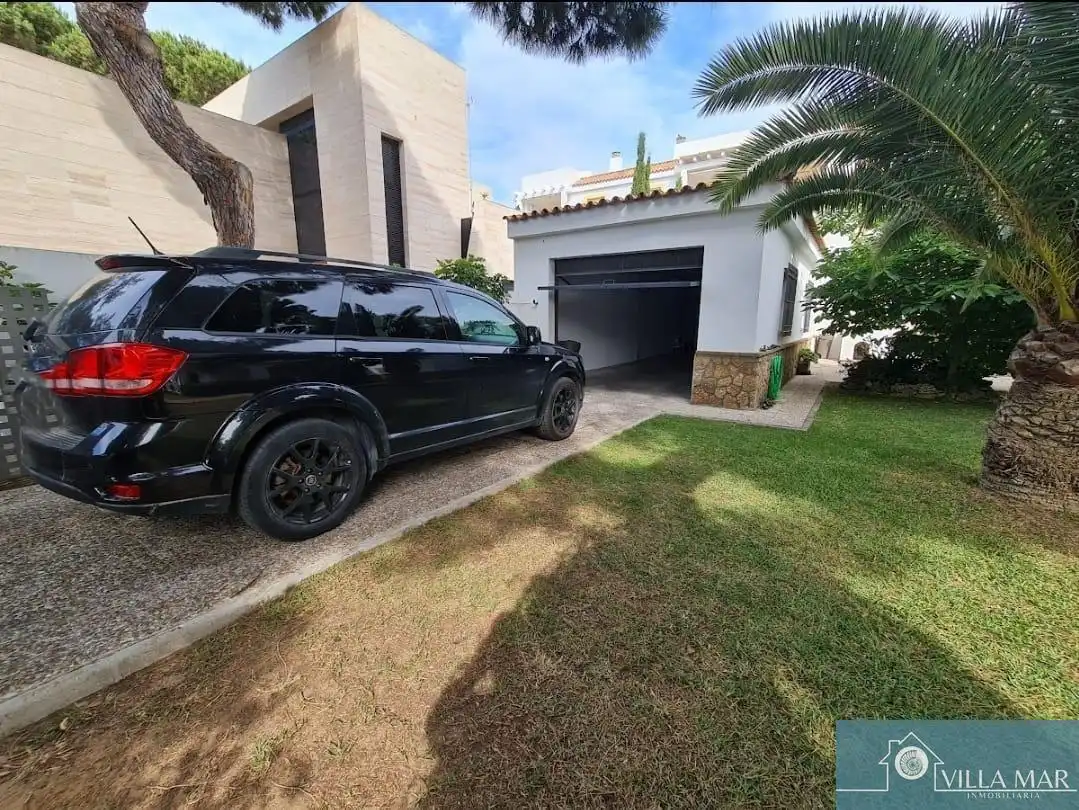 Aparcament de Casa o xalet en venda en Rota amb Piscina