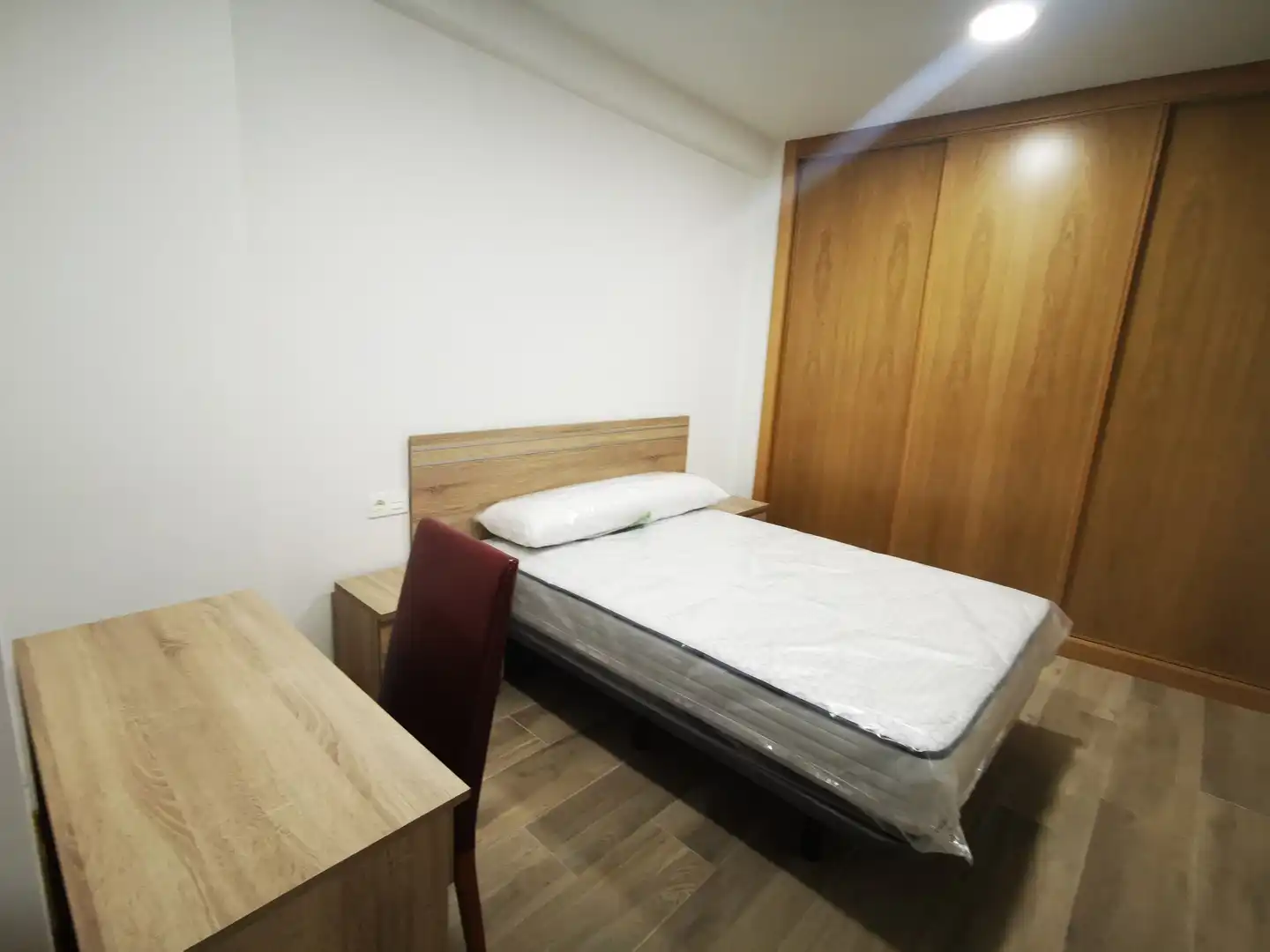 Dormitori de Apartament de lloguer en Salamanca amb Calefacció, Parquet i Moblat