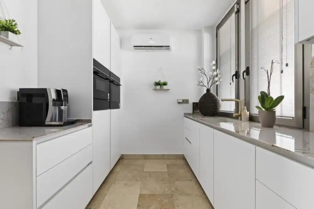 Küche von Einfamilien-Reihenhaus zur Miete in Benahavís mit Klimaanlage, Privatgarten und Terrasse