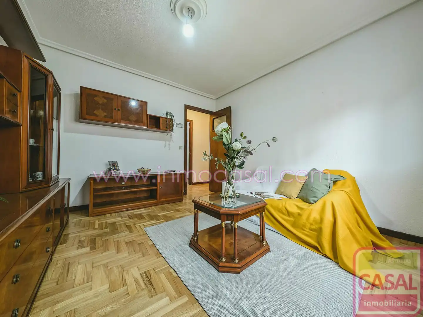 Sala de estar de Piso en venta en Oviedo  con Calefacción, Trastero y Amueblado