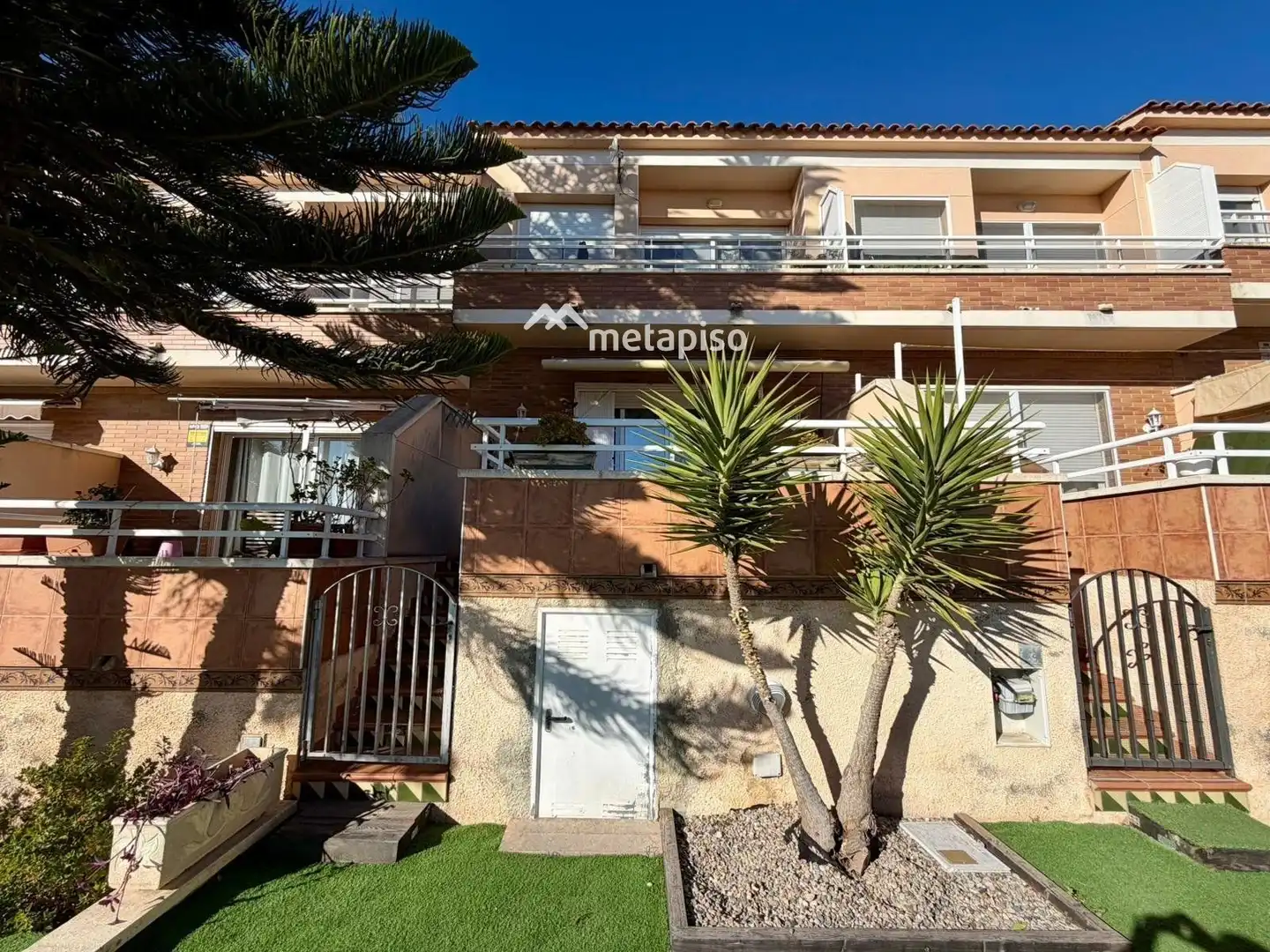 Vista exterior de Casa adosada en venda en Sant Jaume dels Domenys amb Terrassa, Piscina i Piscina comunitària
