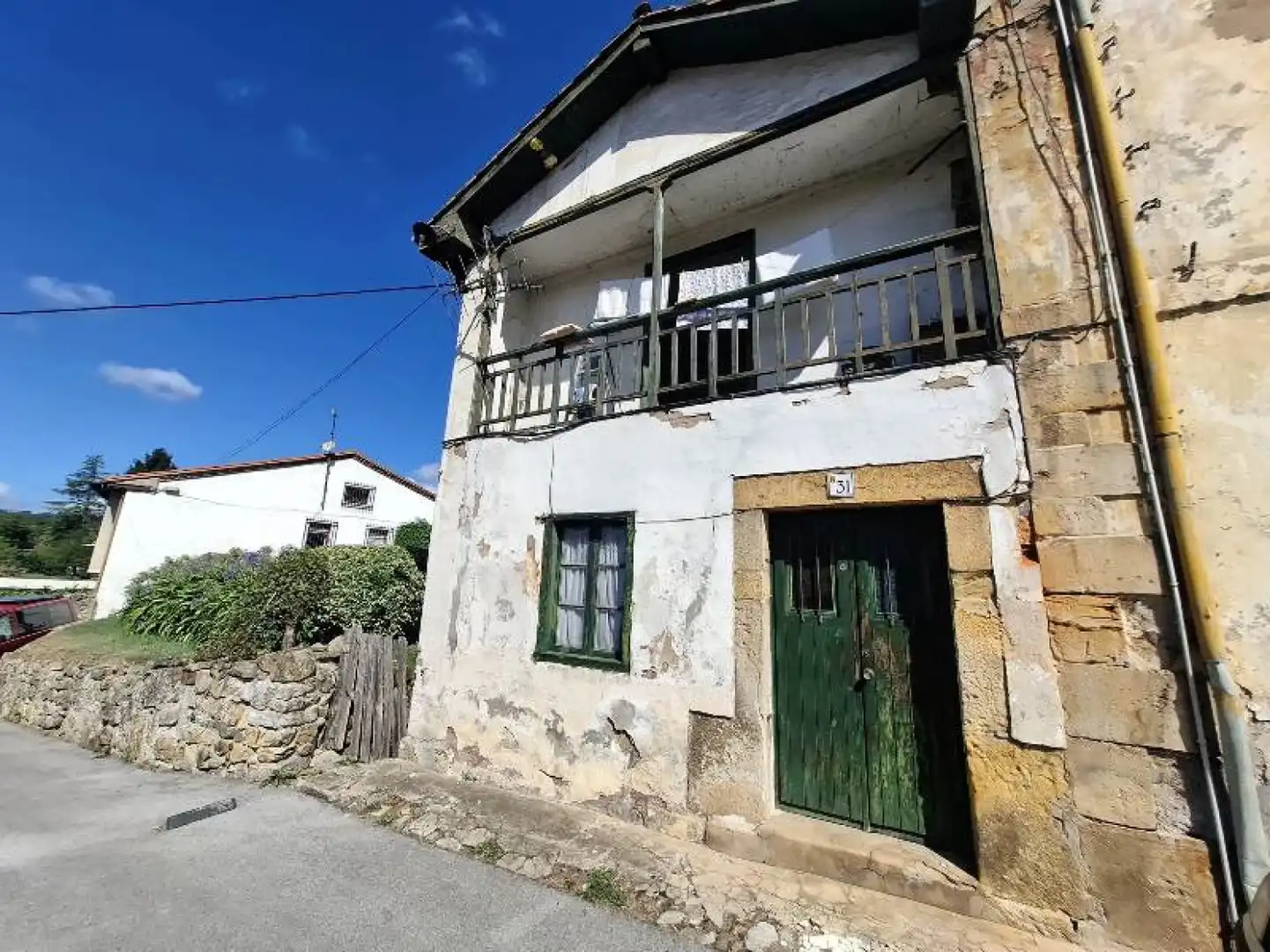 Vista exterior de Casa adosada en venta en Cabezón de la Sal
