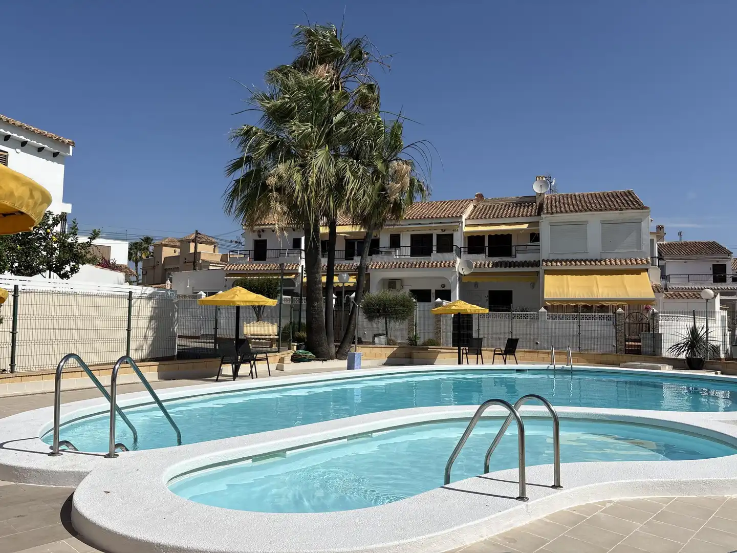 Schwimmbecken von Wohnungen zum Verkauf in Torrevieja mit Klimaanlage, Terrasse und Gemeinschaftspool