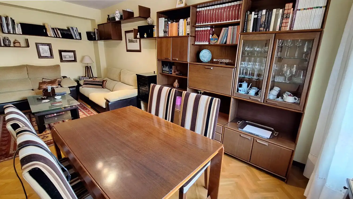 Sala de estar de Piso de alquiler en Oviedo  con Calefacción, Parquet y Amueblado