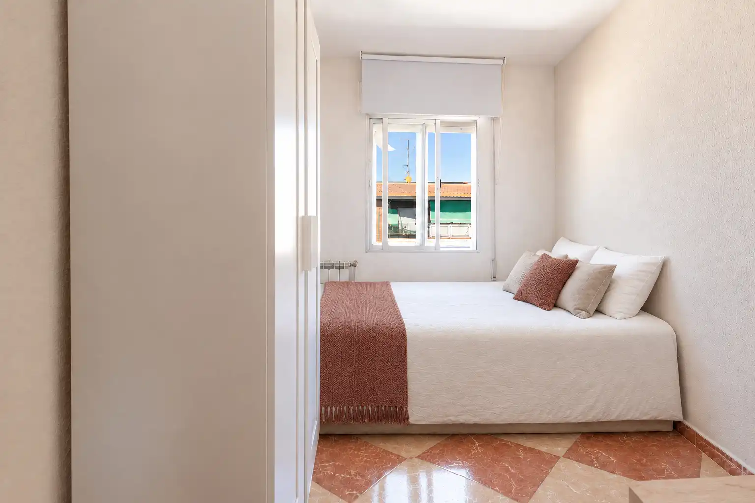 Bedroom of Flat for share in Universidad