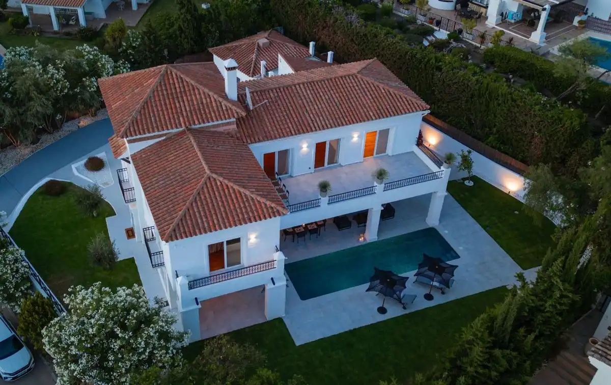 Vista exterior de Casa o chalet de alquiler en Estepona con Aire acondicionado, Jardín privado y Terraza