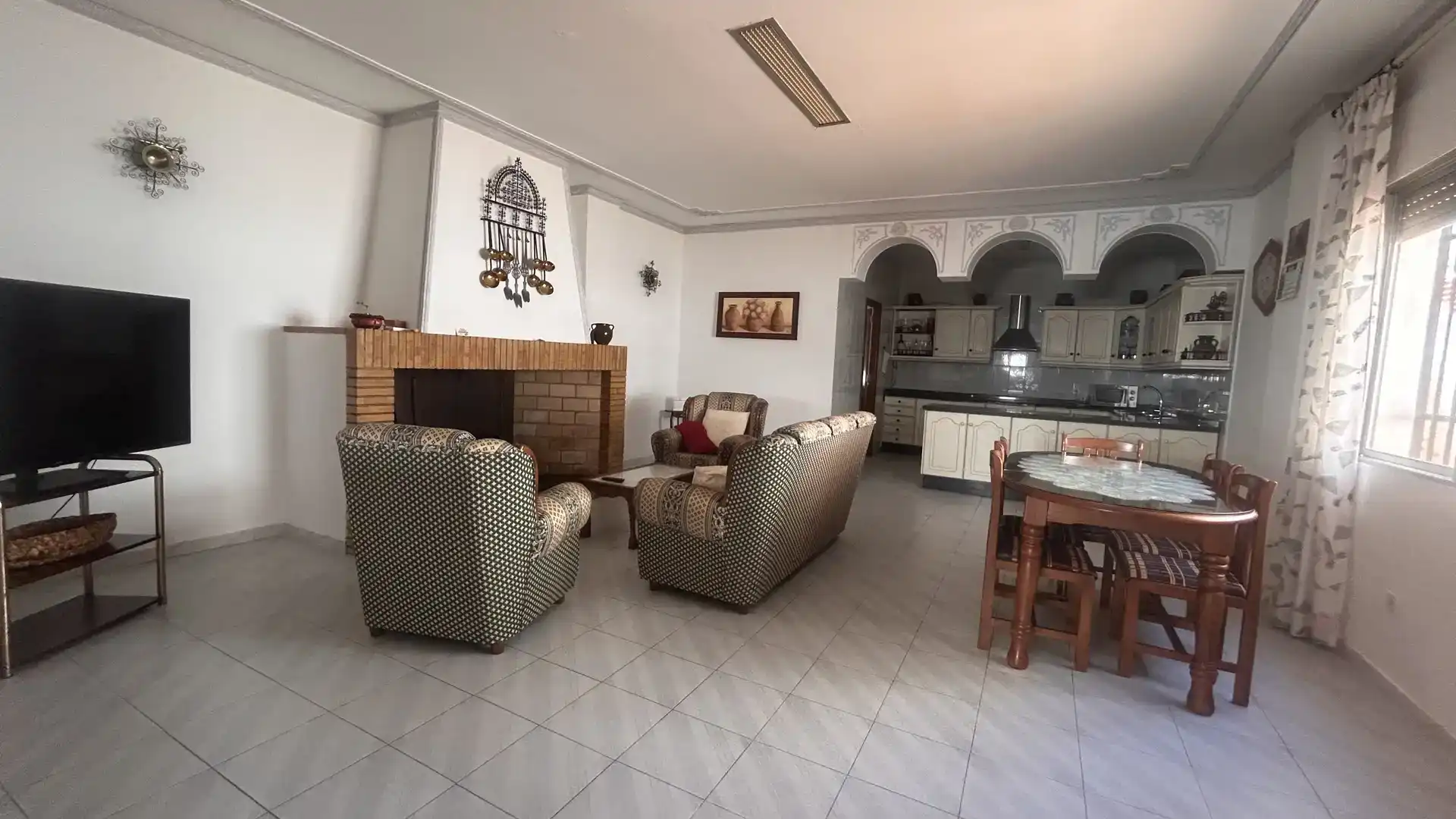 Sala d'estar de Casa adosada de lloguer en Añora amb Aire condicionat, Jardí privat i Traster