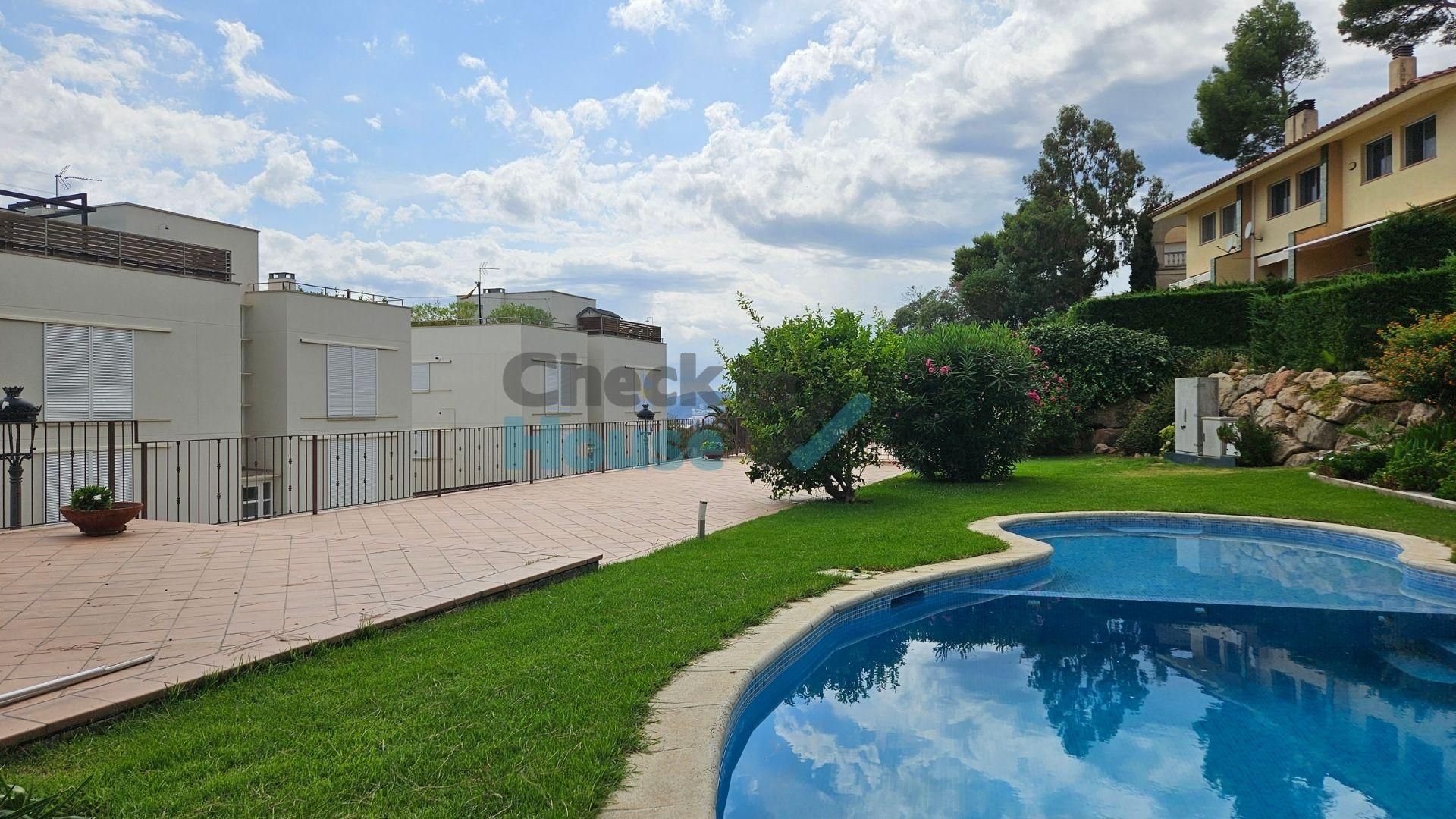 Swimming pool of Single-family semi-detached for sale in Sant Feliu de Guíxols  with Heating and Private garden