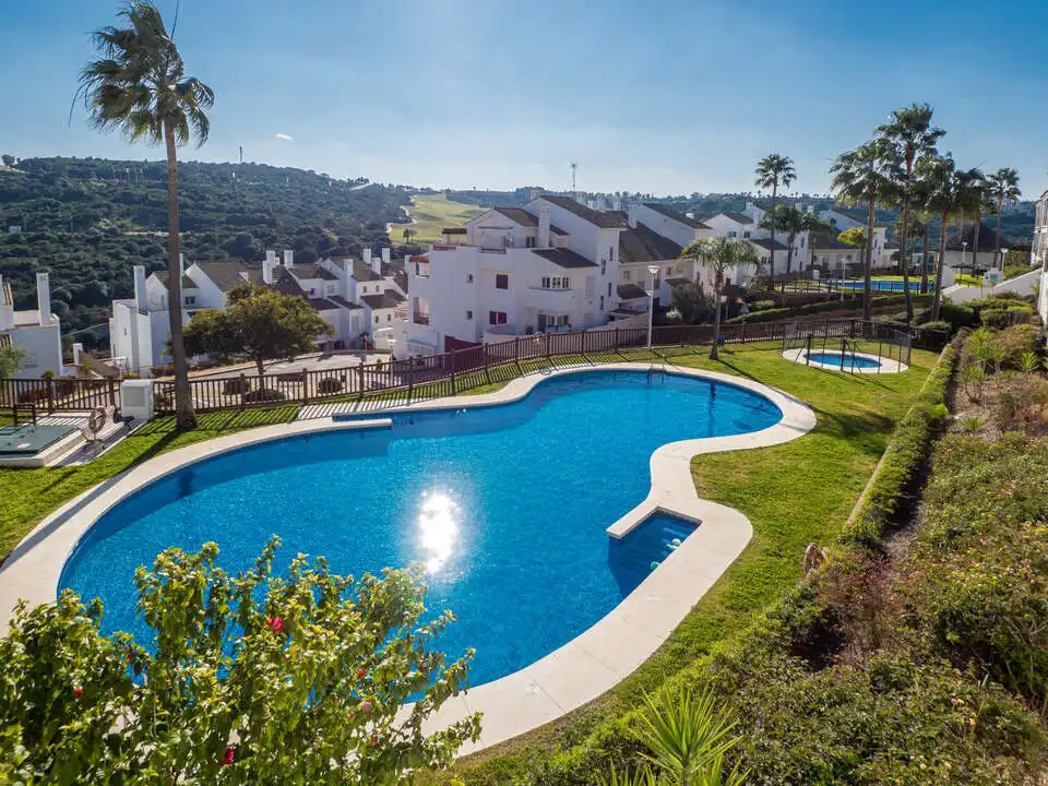 Schwimmbecken von Dachboden zum Verkauf in La Alcaidesa mit Klimaanlage, Heizung und Terrasse