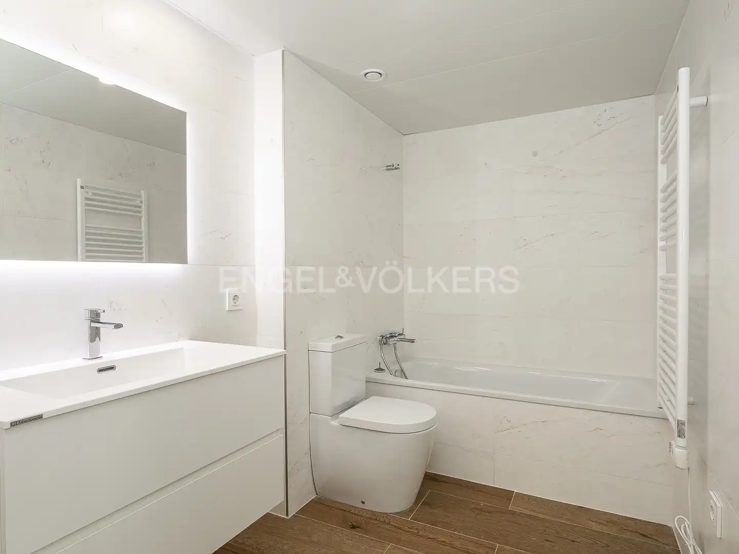 Badezimmer von Wohnung zur Miete in Barcelona mit Klimaanlage, Heizung und Parkett
