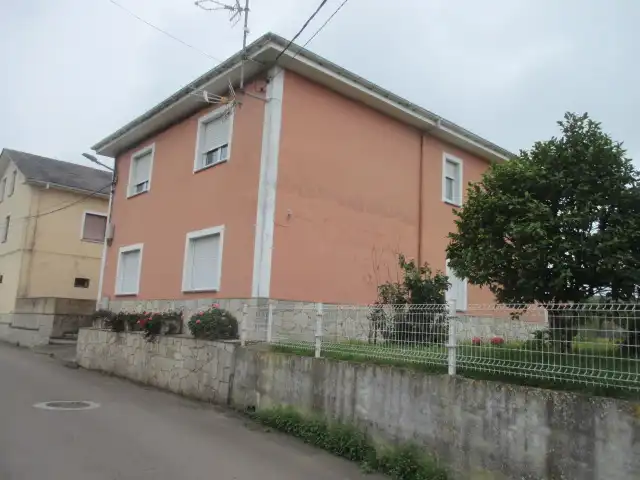Vista exterior de Casa o xalet en venda en Castropol amb Calefacció, Jardí privat i Parquet