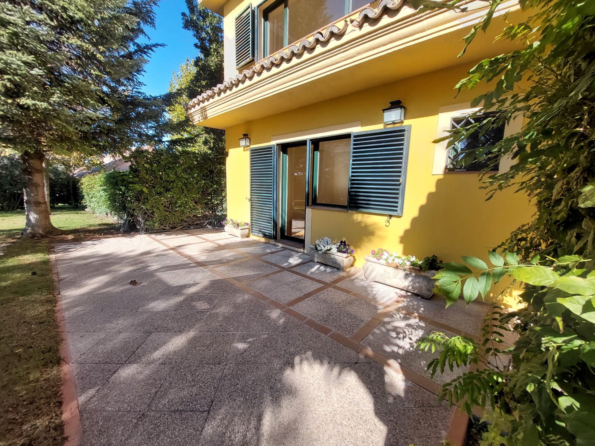Vista exterior de Casa o xalet de lloguer en Ciudalcampo amb Calefacció, Jardí privat i Terrassa