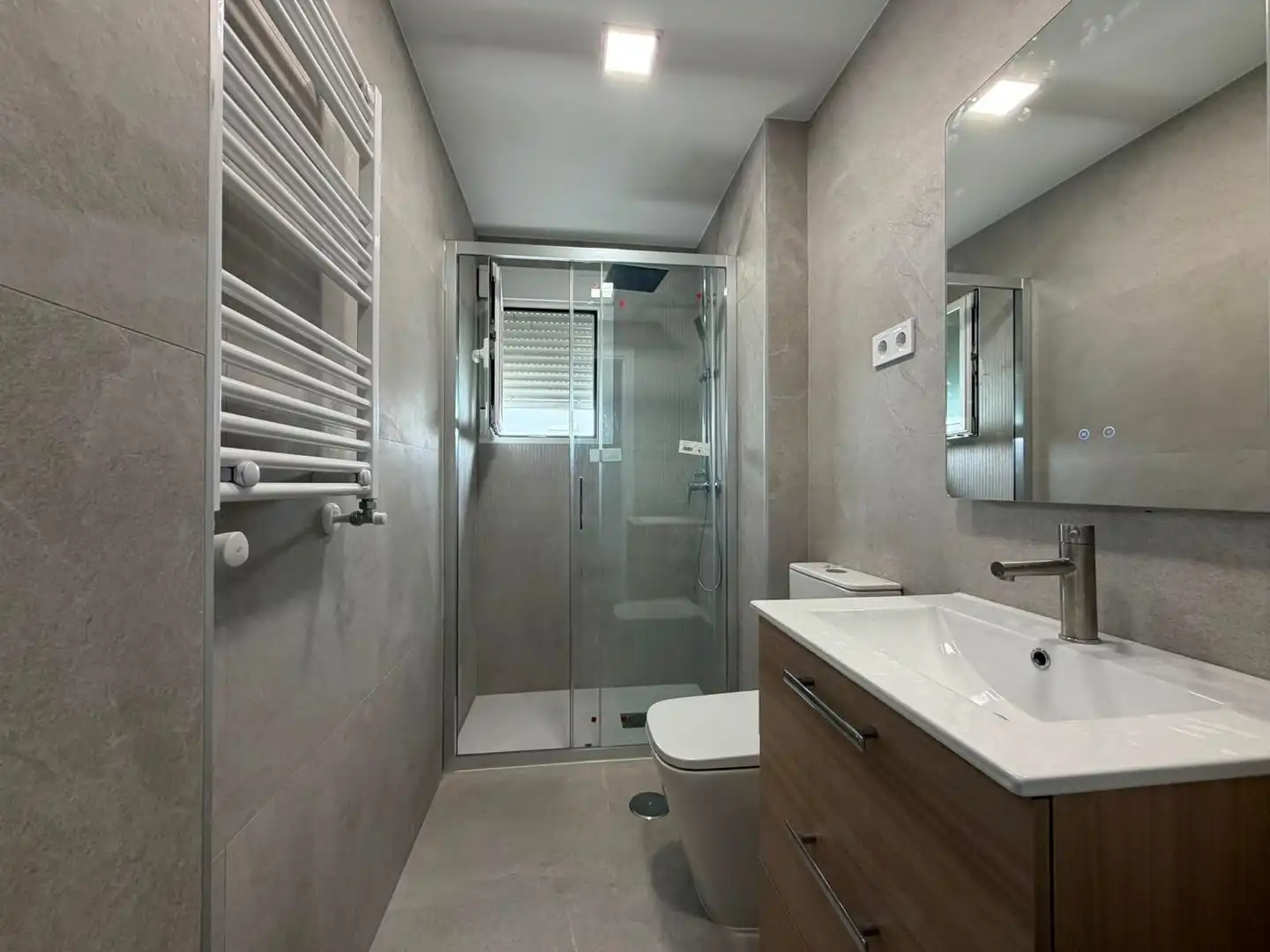 Baño de Piso de alquiler en Madrid con Aire acondicionado, Calefacción y Jardín privado