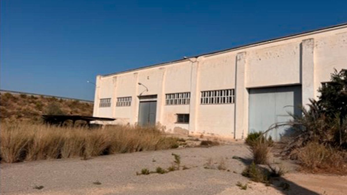 Vista exterior de Nau industrial en venda en Camarles