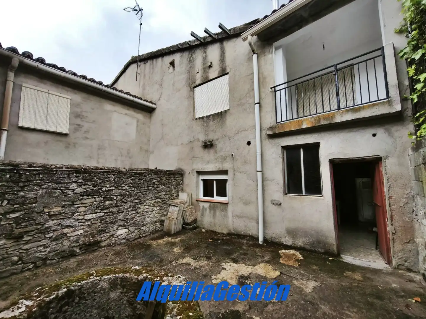 Vista exterior de Casa adosada en venta en Tamajón con Calefacción, Terraza y Balcón