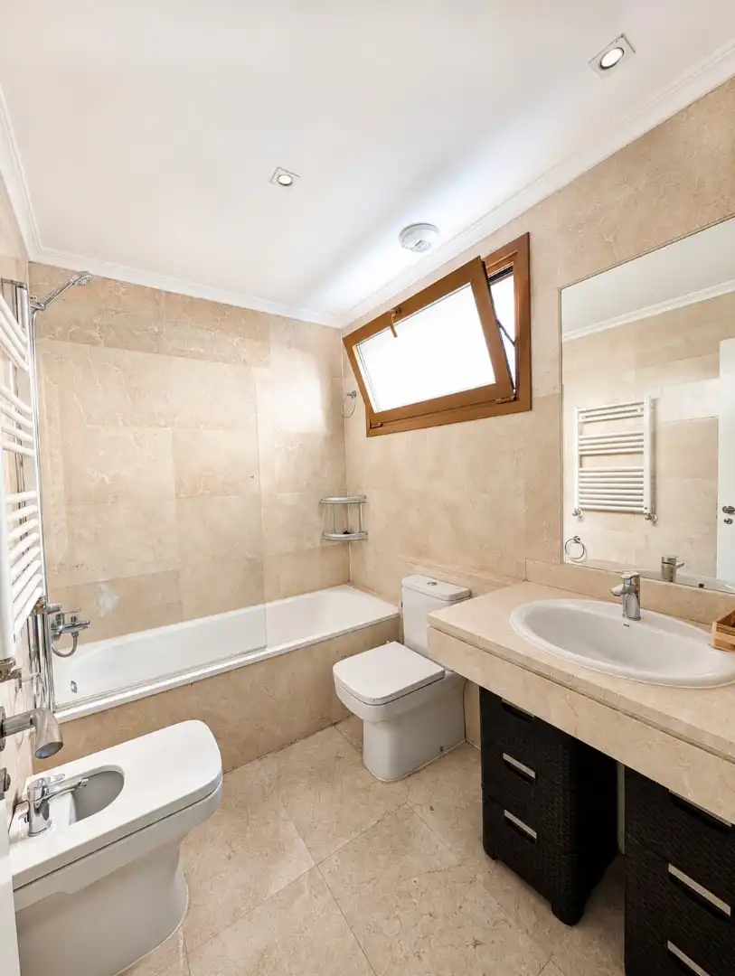 Badezimmer von Wohnung zur Miete in Boadilla del Monte mit Klimaanlage, Heizung und Terrasse
