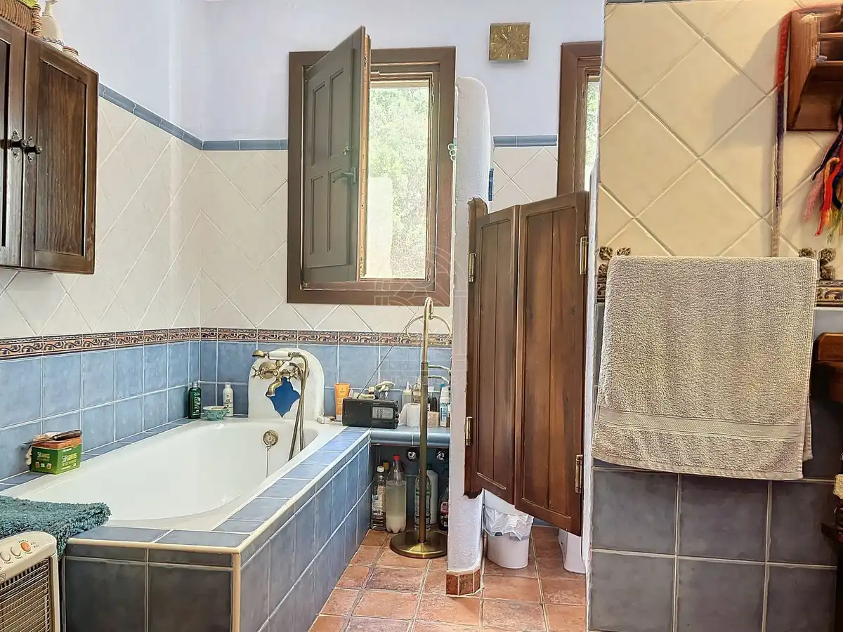 Baño de Finca rústica en venta en Comares con Aire acondicionado, Jardín privado y Terraza
