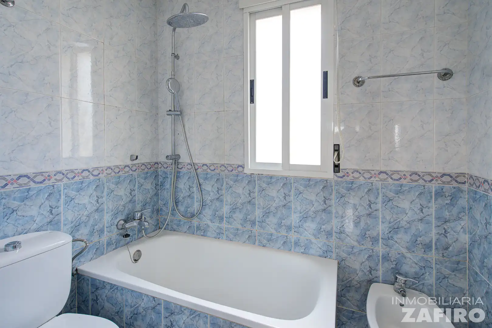 Baño de Casa adosada en venta en Las Gabias con Trastero y Balcón