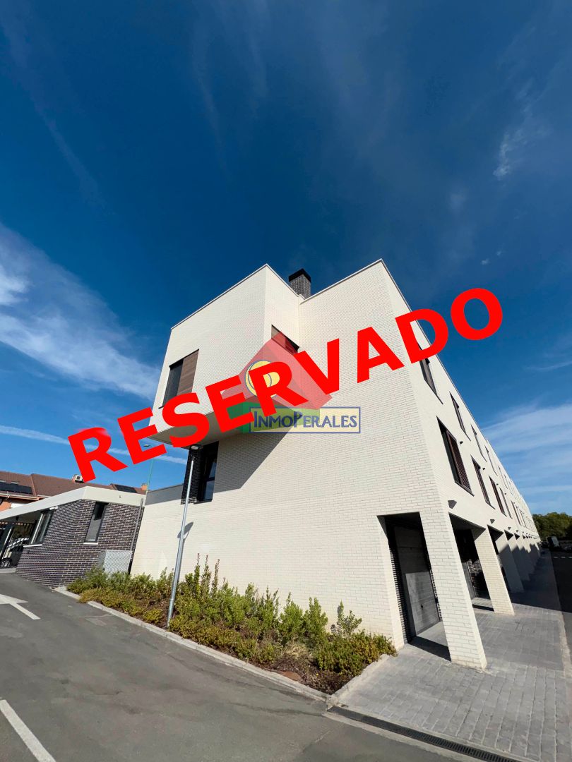 Vista exterior de Casa o xalet en venda en Getafe amb Calefacció, Jardí privat i Forn