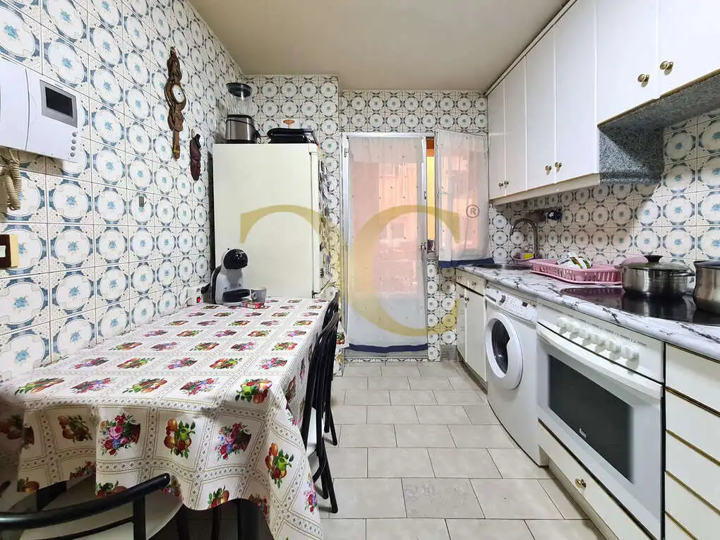 Cuina de Pis en venda en Oviedo  amb Calefacció