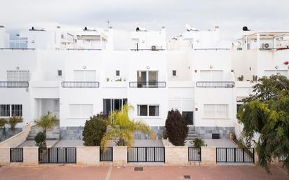 Vista exterior de Casa adosada en venda en Torrevieja amb Aire condicionat, Calefacció i Moblat