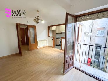 Piso con balcón en venta en Calle los Miranda