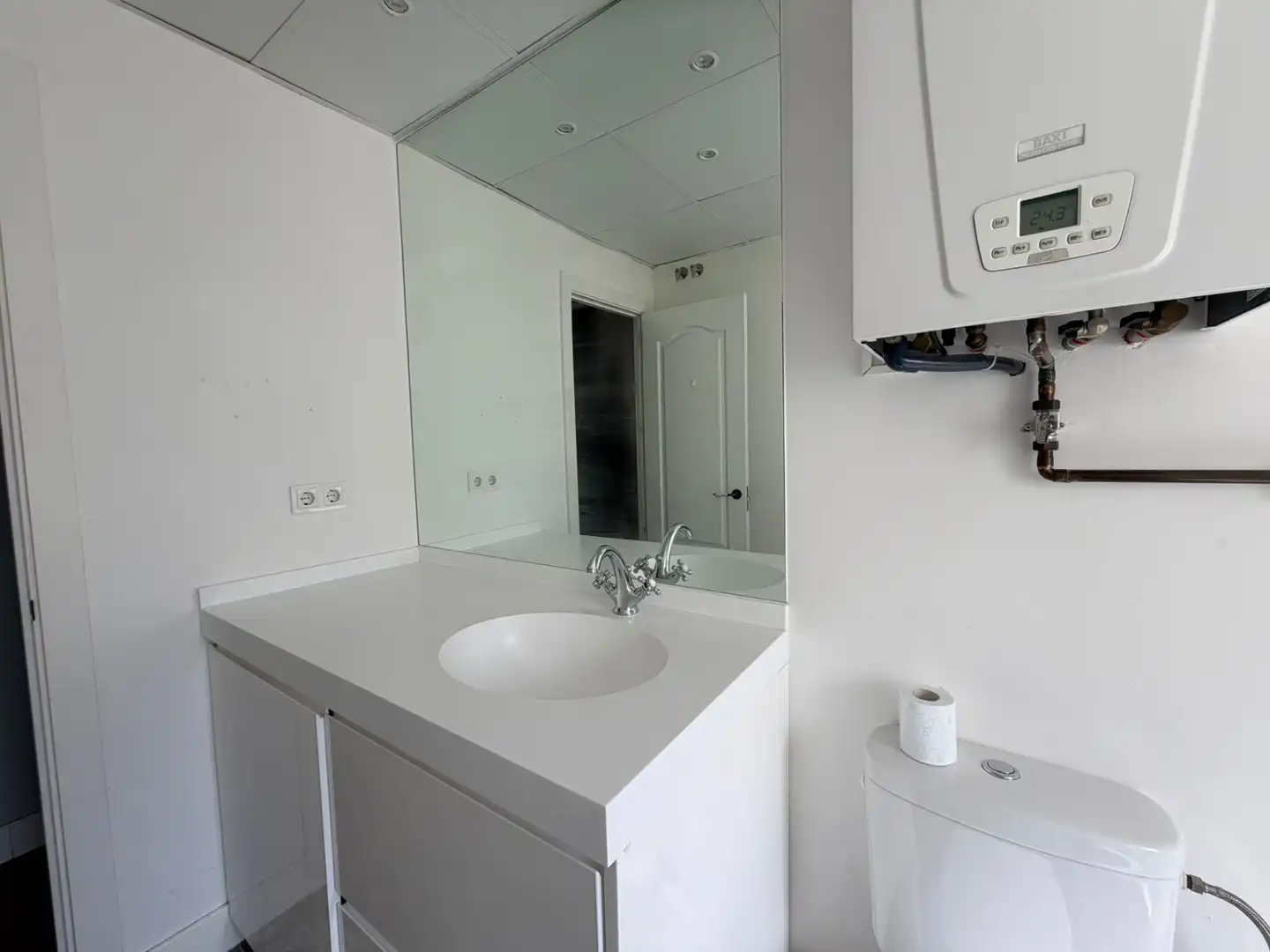 Bathroom of Flat for sale in Madrid  with Air Conditioner, Heating and Terrace