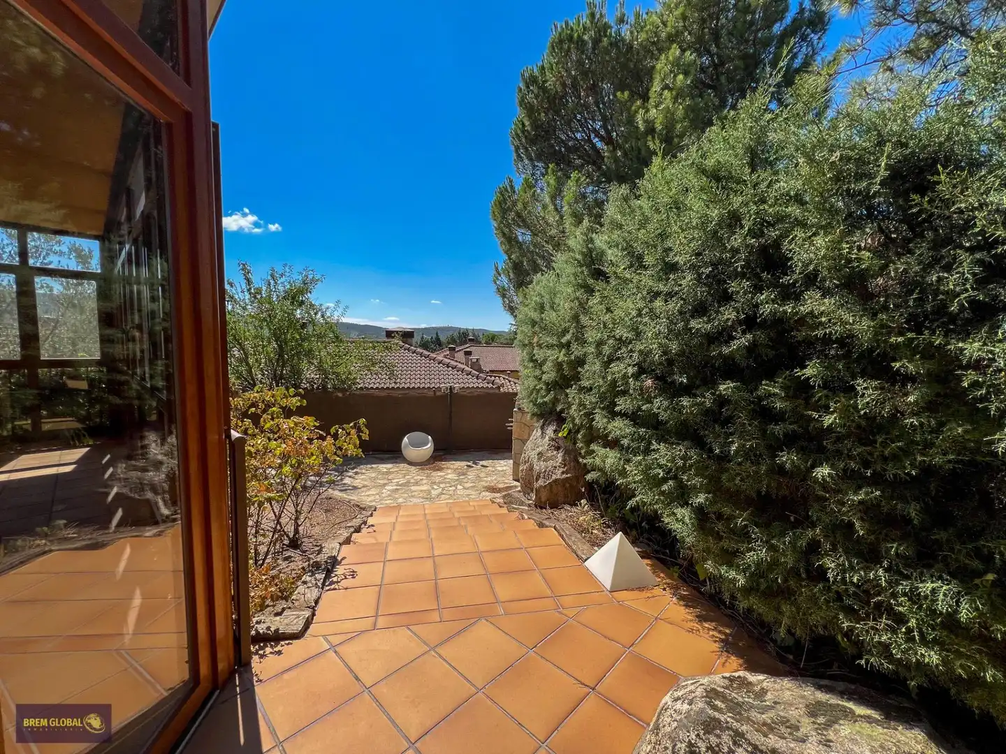 Terrassa de Casa o xalet en venda en El Berrueco amb Calefacció, Jardí privat i Alarma