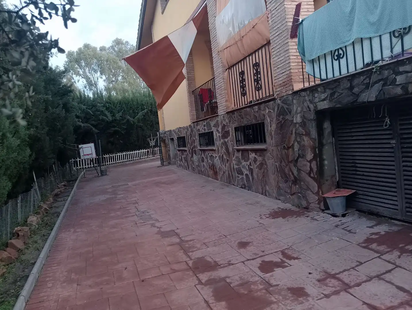 Vista exterior de Casa o xalet en venda en Linares amb Aire condicionat, Calefacció i Jardí privat