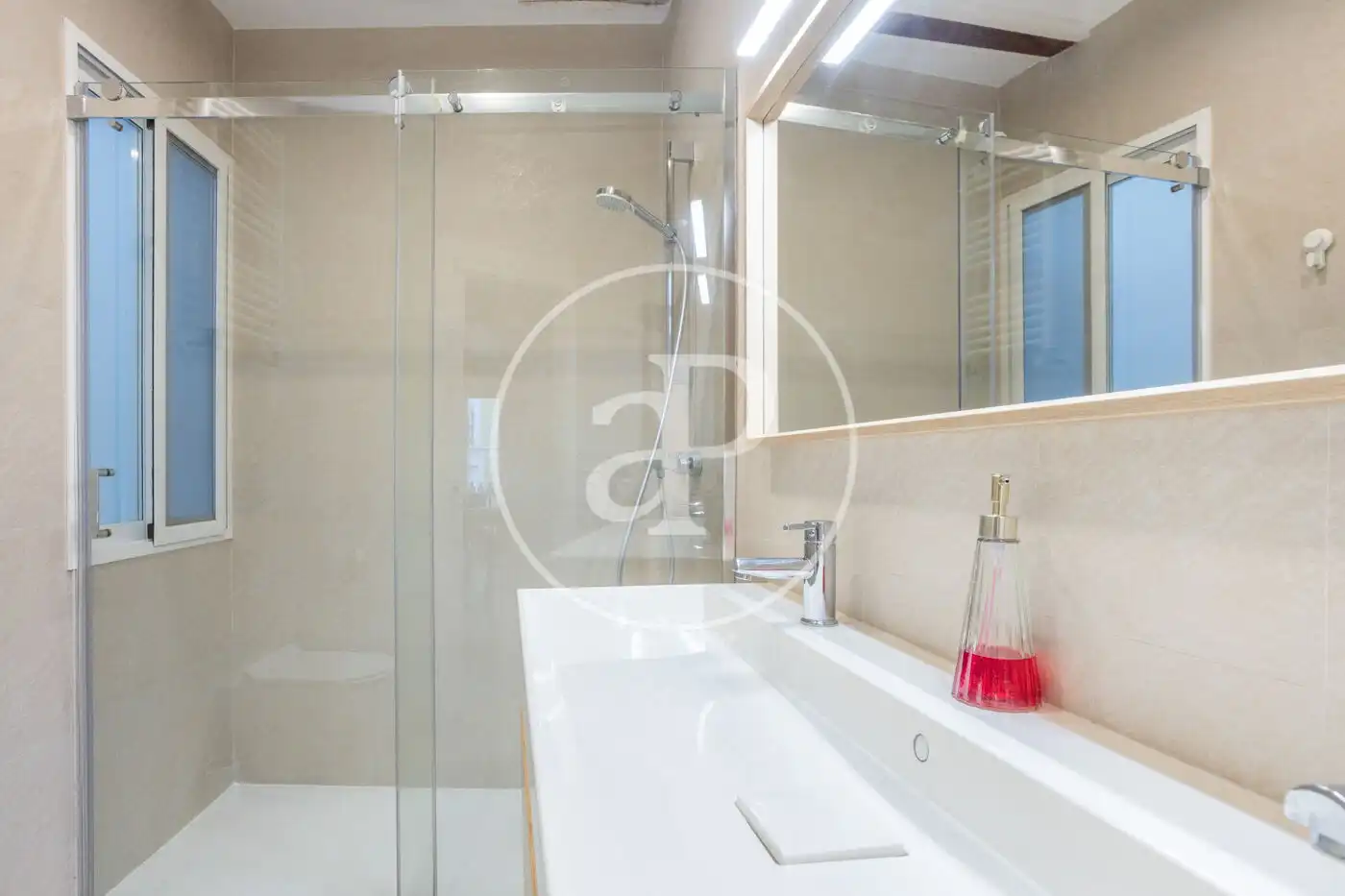 Baño de Piso de alquiler en Valencia con Aire acondicionado, Calefacción y Amueblado