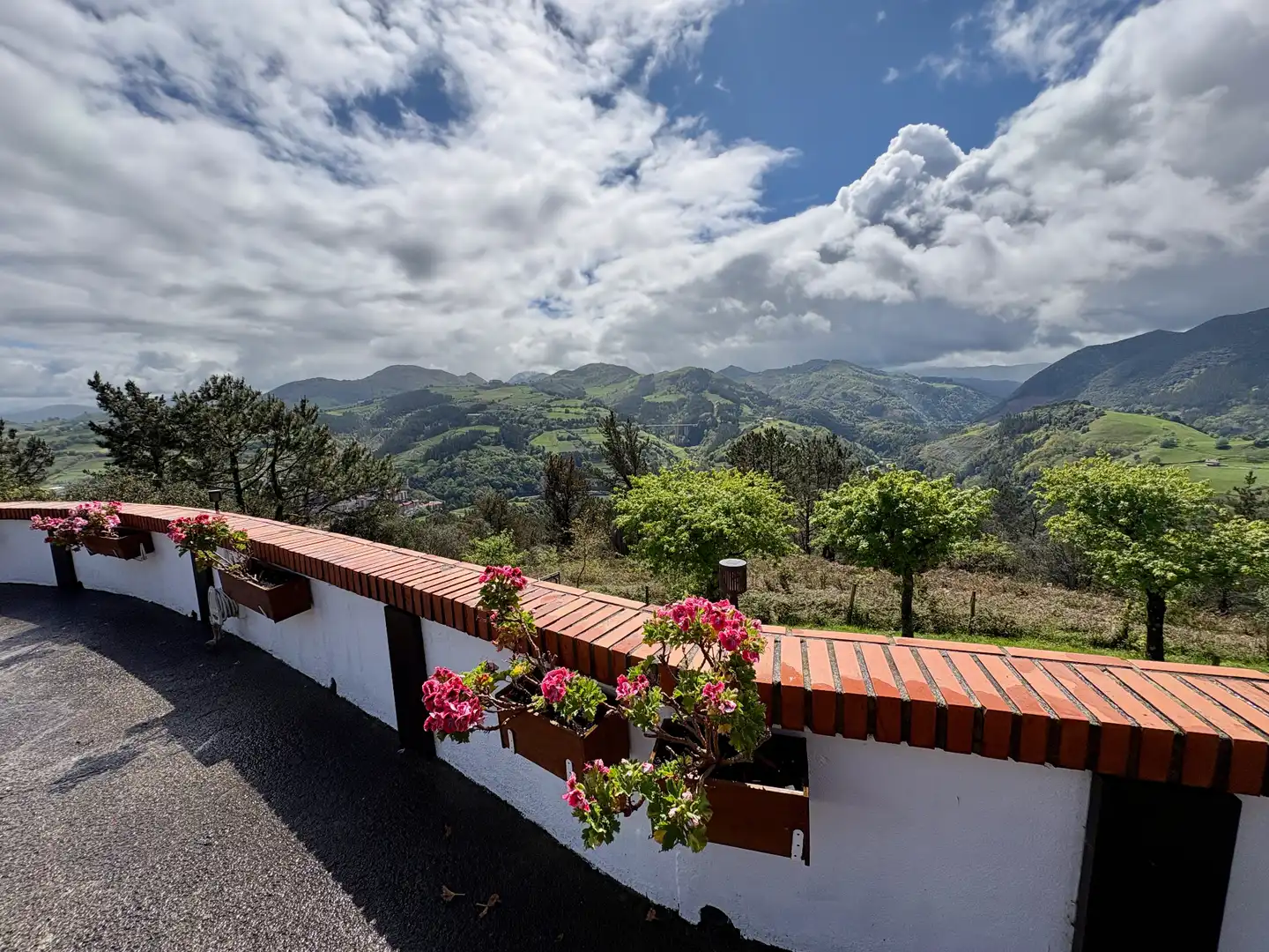 Vista exterior de Casa o xalet en venda en Mutriku amb Jardí privat, Piscina i Moblat