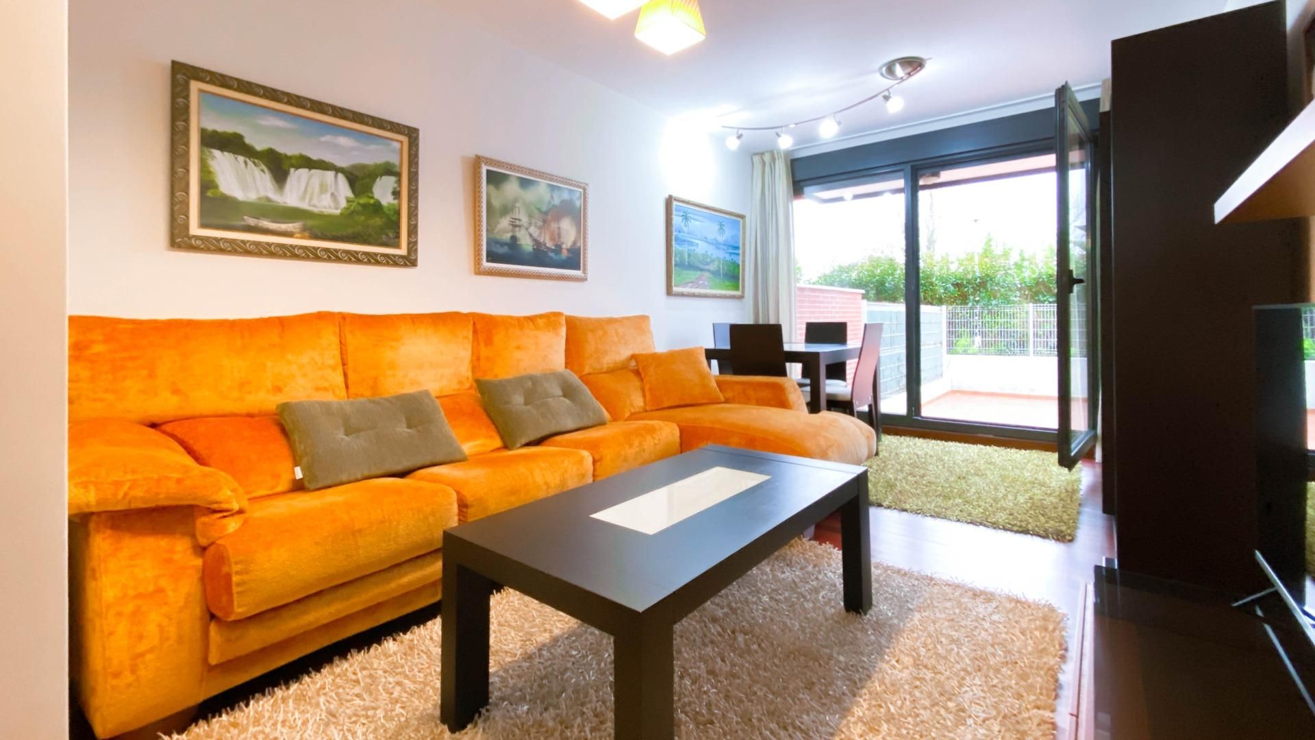 Sala d'estar de Planta baixa en venda en Santa Cruz de Bezana amb Calefacció, Jardí privat i Terrassa