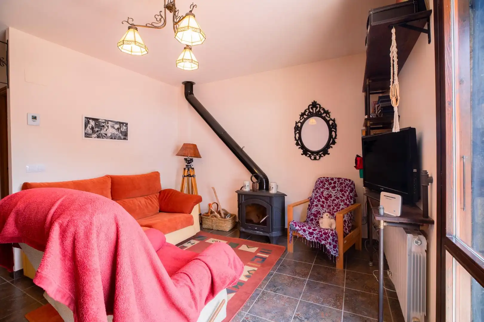 Sala de estar de Casa adosada en venta en Biescas con Calefacción, Jardín privado y Amueblado