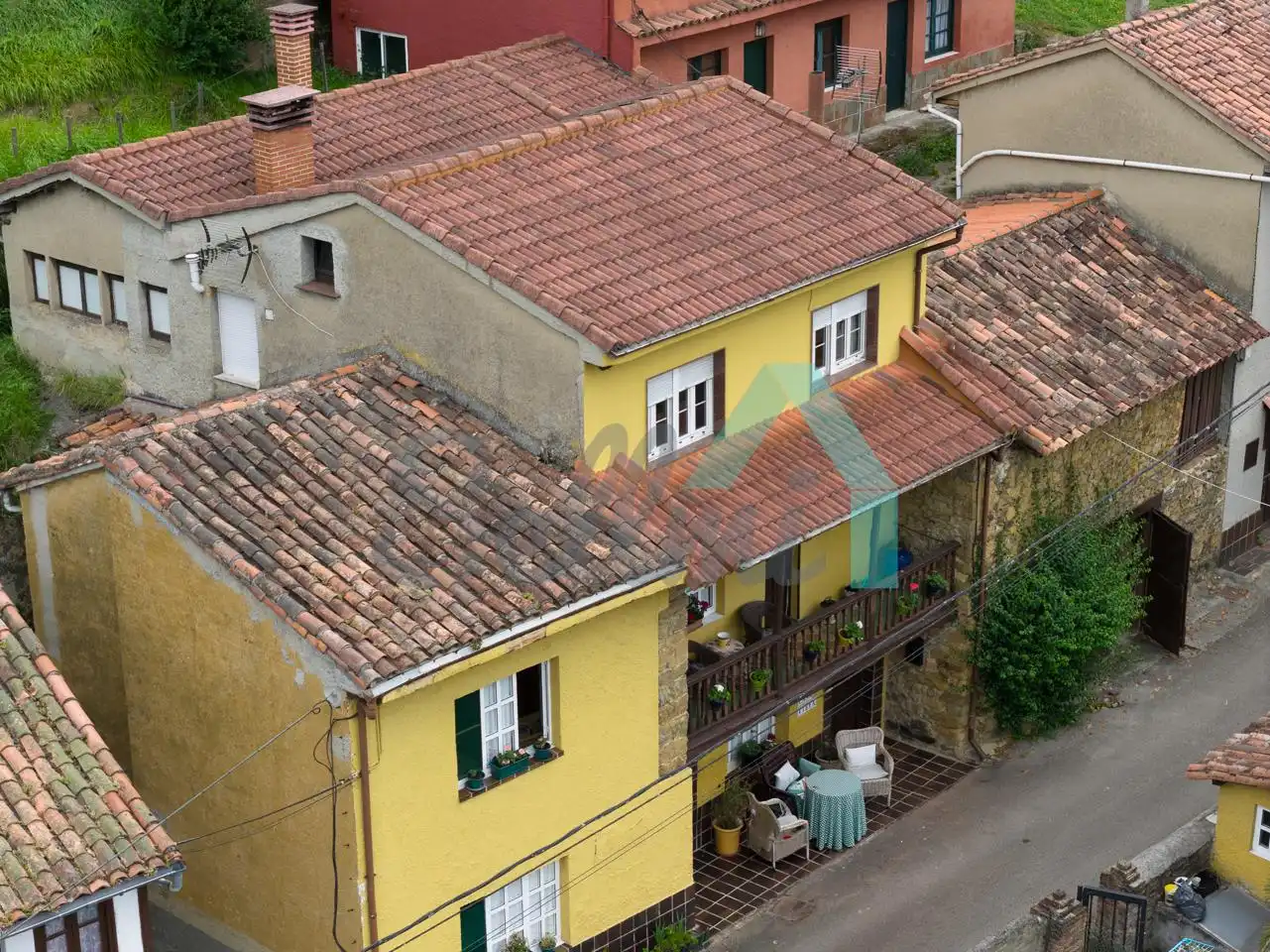 Vista exterior de Casa adosada en venda en Langreo amb Calefacció, Jardí privat i Parquet