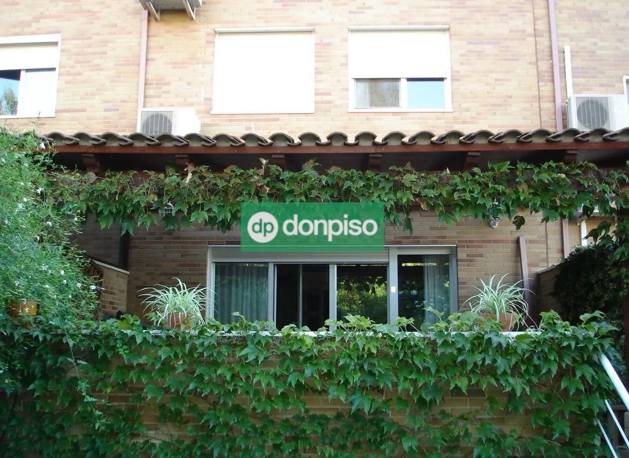 Exterior view of Single-family semi-detached for sale in Cáceres Capital  with Air Conditioner, Heating and Private garden