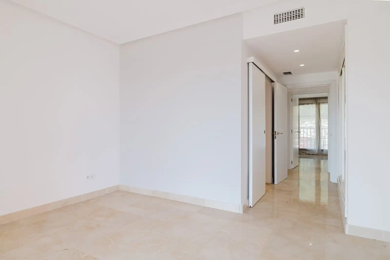 Flat for sale in Benahavís  with Air Conditioner, Terrace and Alarm