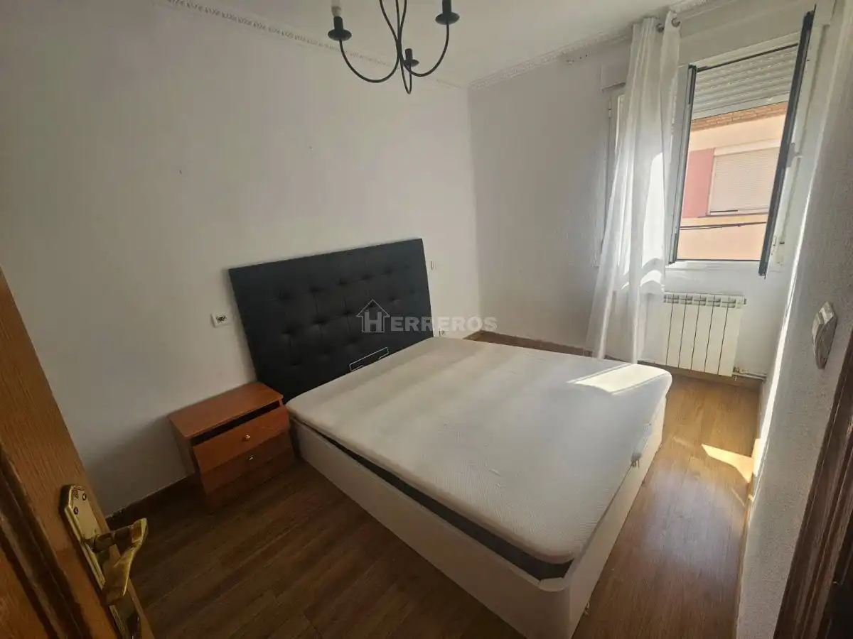 Dormitori de Apartament en venda en  Logroño amb Calefacció i Parquet