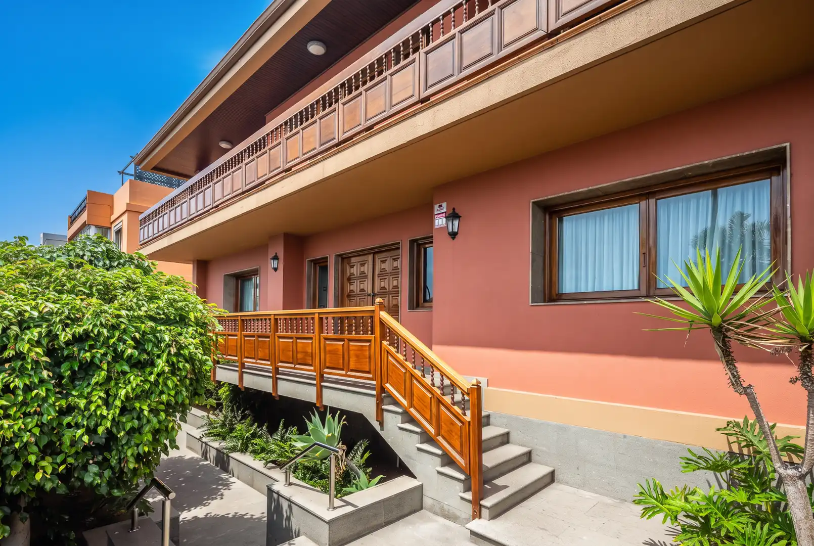 Vista exterior de Casa o xalet en venda en Las Palmas de Gran Canaria amb Aire condicionat, Jardí privat i Terrassa