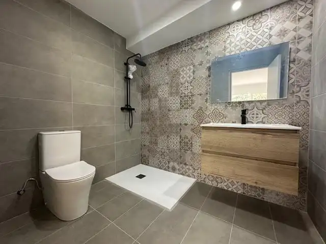 Badezimmer von Maisonette zum Verkauf in Badalona mit Klimaanlage und Parkett