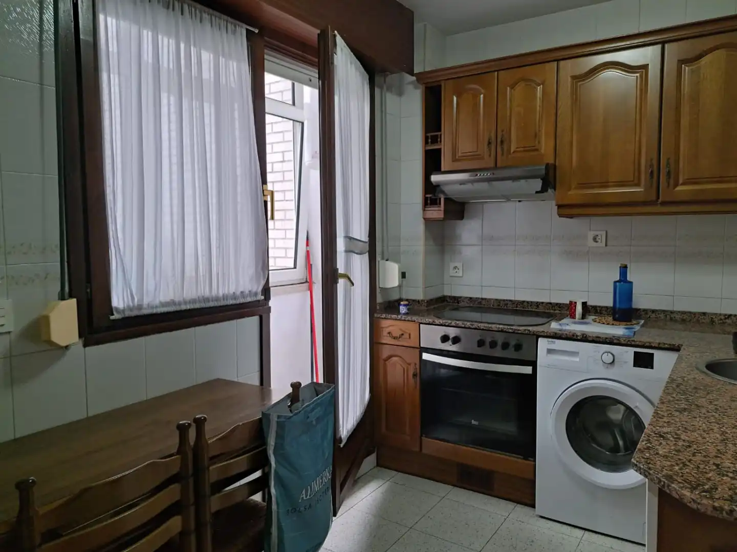Küche von Wohnungen zur Miete in Gijón  mit Heizung, Parkett und Balkon