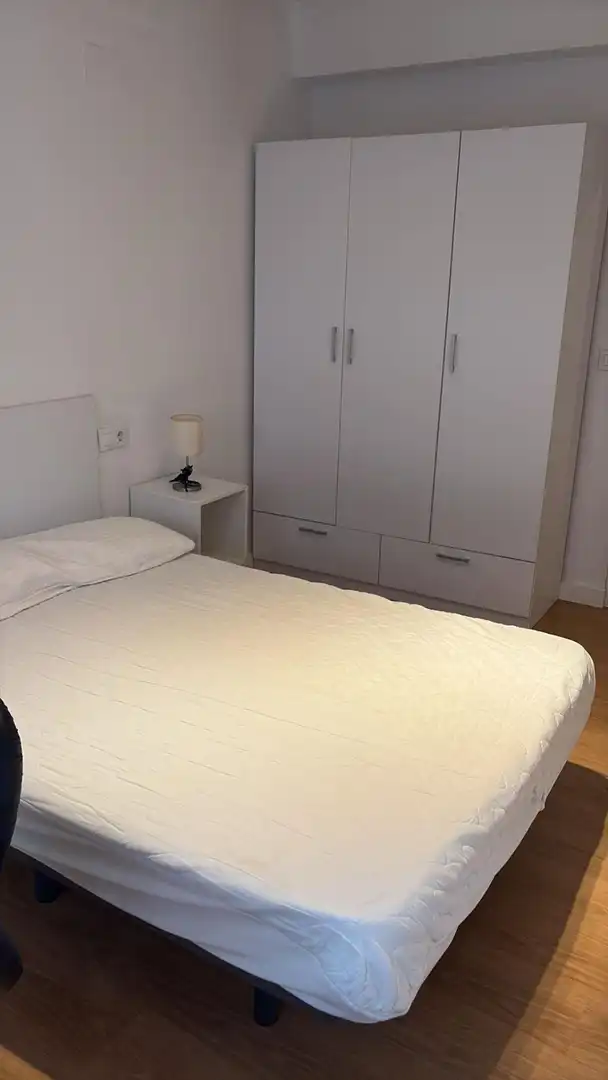 Dormitori de Pis per a compartir en Granada amb Moblat i Balcó