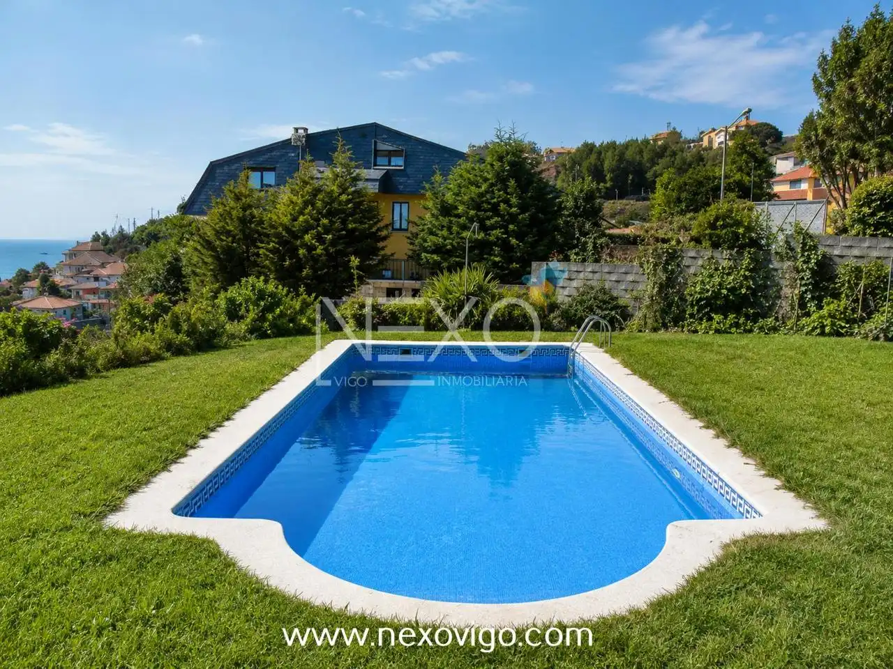 Piscina de Casa o chalet en venta en Cangas  con Calefacción, Jardín privado y Parquet