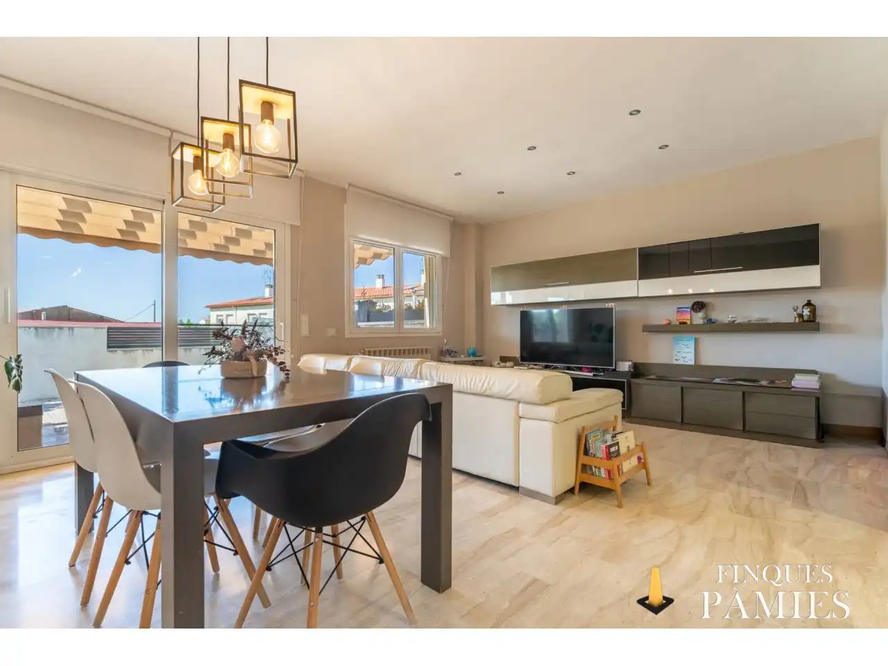 Sala de estar de Casa adosada en venta en Riudoms con Aire acondicionado, Calefacción y Jardín privado