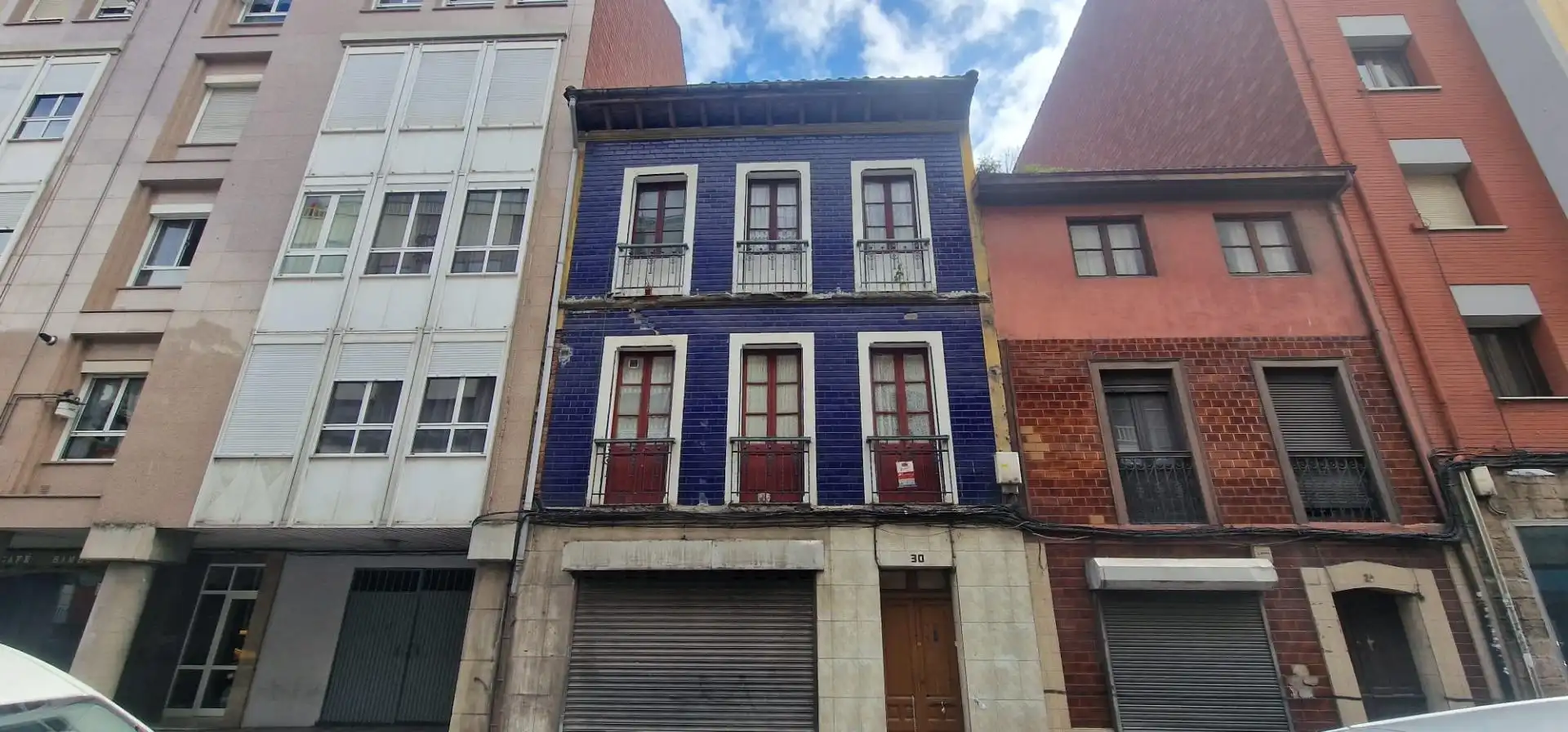 Vista exterior de Edificio en venta en Lena