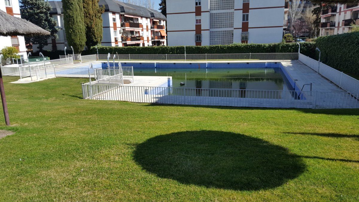Piscina de Apartament de lloguer en San Sebastián de los Reyes amb Aire condicionat, Jardí privat i Moblat