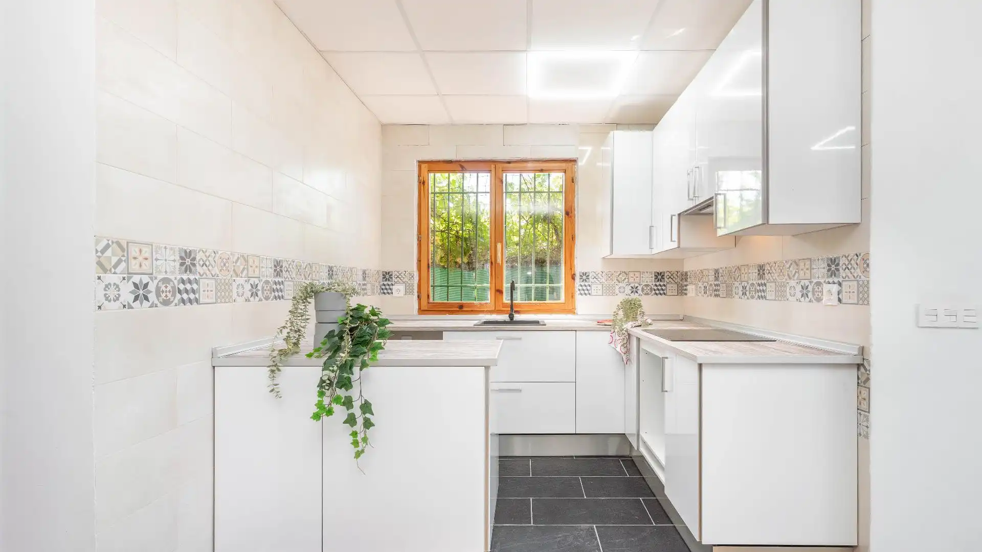 Kitchen of Houses for sale in La Bañeza   with Private garden, Terrace and Storage room