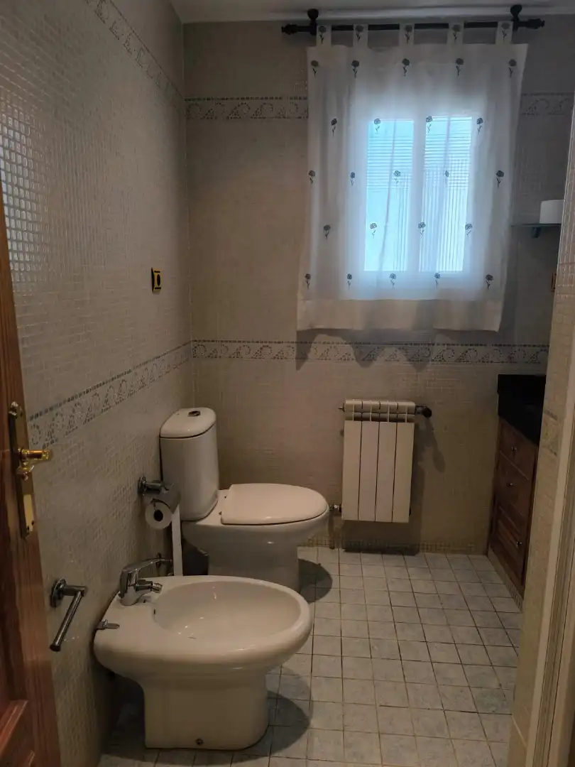 Bany de Pis de lloguer en Granada amb Aire condicionat, Calefacció i Moblat