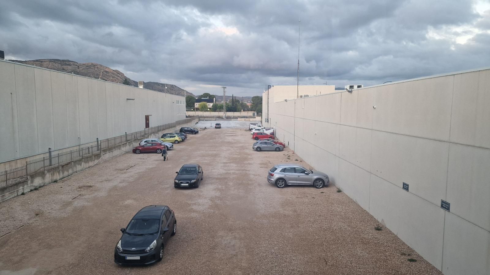 Parkplatz von Fabrikhallen zum Verkauf in Elda