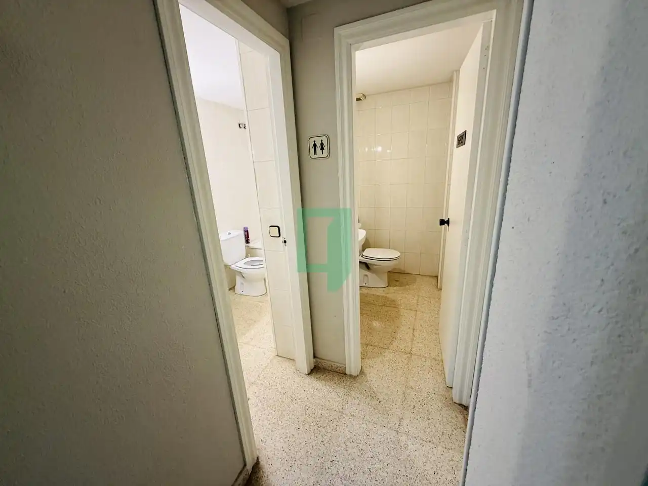Badezimmer von Geschaftsraum zum Verkauf in Badalona mit Klimaanlage